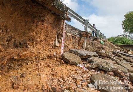 Sạt lở nghiêm trọng đường ven sông Lam: Chậm khắc phục !