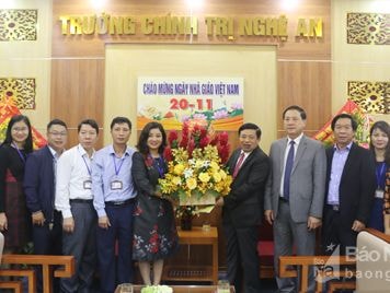 Chủ tịch UBND tỉnh Nguyễn Xuân Đường chúc mừng Trường Chính trị tỉnh