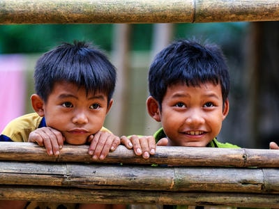 Hồn nhiên mắt trẻ Khe Bu