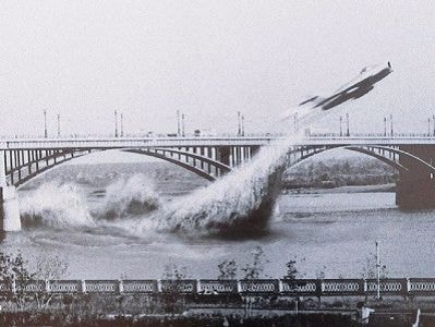 Cú bay xuyên gầm cầu của tiêm kích MiG-17 Liên Xô năm 1965