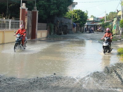 Sau mưa, đường biến thành ao