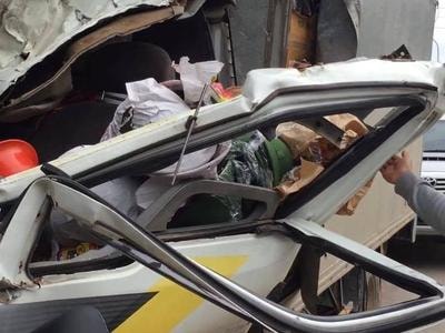 Nghệ An: Xe tải bị tảng sắt rơi trúng, lái xe mắc kẹt trong ca bin bẹp dúm