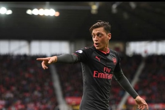 Ozil khoác áo Barcelona?