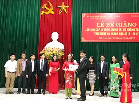 Trao bằng tốt nghiệp Lớp Cao cấp Lý luận chính trị không tập trung khóa 2015-2017