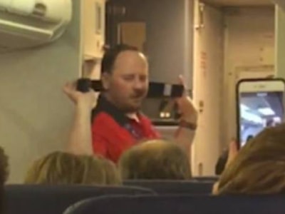 Nam tiếp viên 'nóng bỏng nhất thế giới' chọc cười cả máy bay