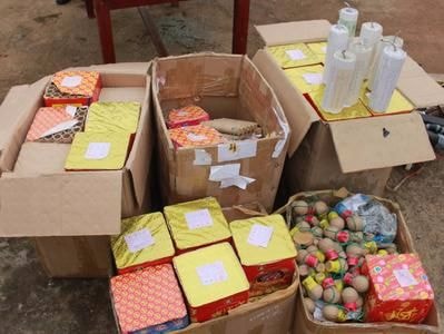 Nghi Lộc tiêu hủy pháo nổ, dao kiếm các loại vật chứng trong năm 2017