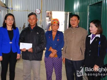 Ngân hàng Nhà nước chi nhánh Nghệ An tặng 200 triệu đồng cho các gia đình bị thiệt hại do mưa bão