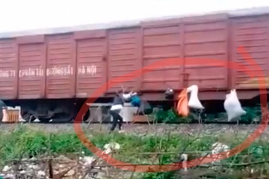 Hành động xấu hổ của người dân khi tàu chạy qua Hà Tĩnh