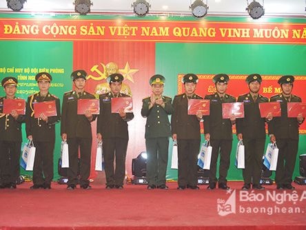 25 cán bộ Bộ chỉ huy Quân sự tỉnh Hủa Phăn hoàn thành khoá tập huấn tại Nghệ An