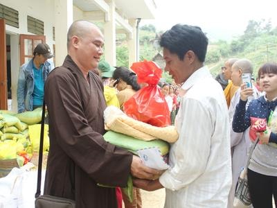 Gần 400 phần quà đến với đồng bào vùng cao Kỳ Sơn