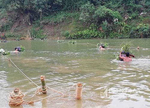 Bộ đội cởi trần huấn luyện vượt sông ngày rét