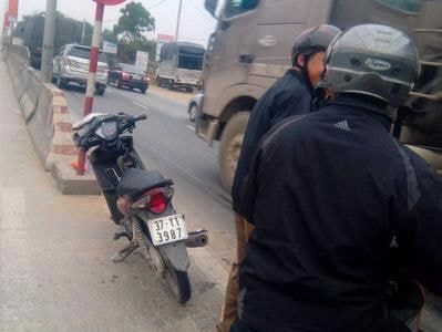 Xe máy lọt gầm ô tô sang đường, nạn nhân nguy kịch