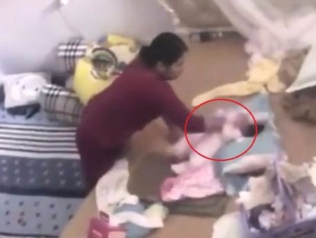 Bắt khẩn cấp người giúp việc bạo hành bé gái 1 tháng tuổi