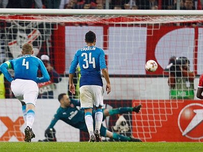 Arsenal bại trận vẫn đứng đầu bảng Europa League