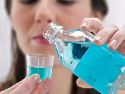 Sử dụng nước súc miệng kháng khuẩn có thể lợi bất cập hại