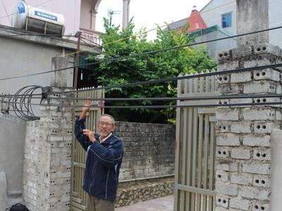 Người dân khổ sở vì cáp viễn thông 'giăng' trước cổng nhà, đồng ruộng