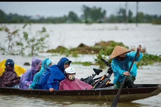 Thương cảnh Thừa Thiên Huế suốt nửa tháng mênh mông nước lũ