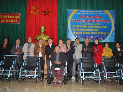 Trao 27 chiếc xe lăn cho người khuyết tật