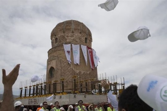 Người Thổ Nhĩ Kỳ dịch chuyển khối lăng mộ nặng 1100 tấn