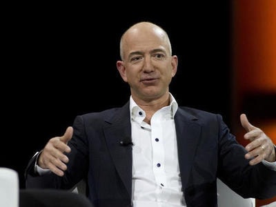 Tỷ phú đầu tiên trên thế giới có tài sản vượt 100 tỷ USD