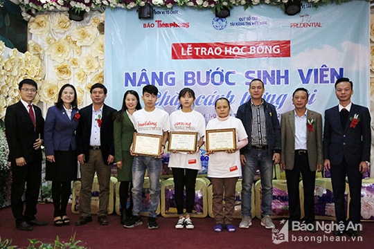 Trao học bổng và chăn ấm cho người dân Nghệ An