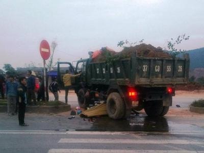 2 mẹ con thương vong dưới bánh xe tải