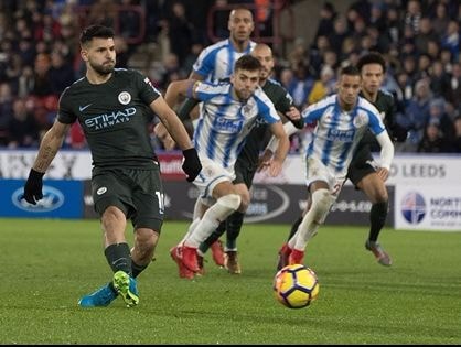 Man City ngược dòng, tái lập khoảng cách tám điểm