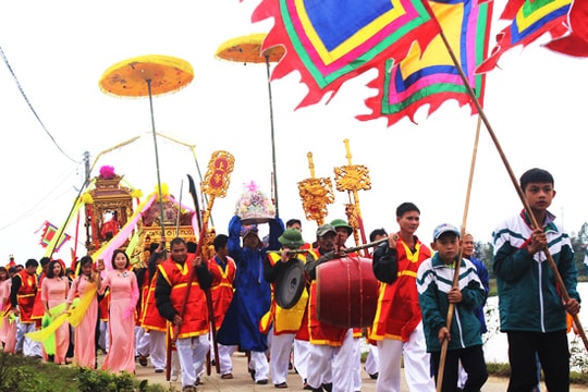 Hàng nghìn du khách về dự Lễ hội Đền Hoàng Mười