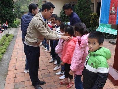 Trao tặng "Áo ấm mùa đông" cho học sinh nghèo