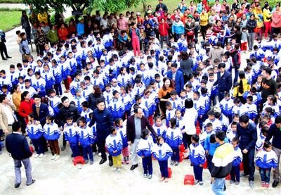 Trao tặng 455 áo ấm đồng phục cho học sinh vùng cao