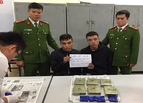 Cảnh sát đón lõng bắt 'xế hộp' vận chuyển 1.000 viên hồng phiến