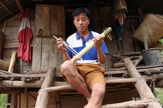 Xem người Thái chế nhạc cụ từ nứa và dây phanh xe đạp