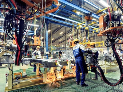 Ô tô 'nội địa' tiếp tục giảm giá mạnh khi áp quy định mới