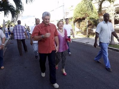 Leo lên bậc thang quyền lực từ chiếc xe đạp của Chủ tịch Cuba tương lai