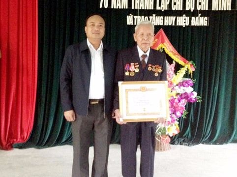 Trao tặng Huy hiệu 70 tuổi Đảng cho đảng viên lão thành