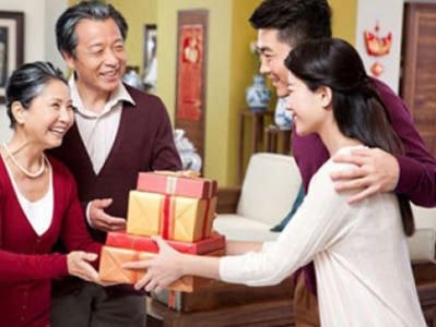 Món quà biếu tết cao cấp và ý nghĩa cho người lớn tuổi