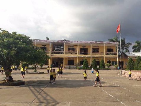 Cách chức hiệu trưởng, kỷ luật hiệu phó trường học thu quỹ khủng