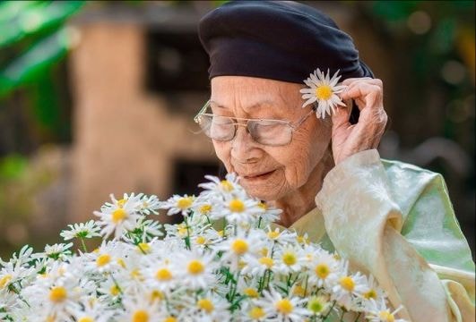 Độc đáo bộ ảnh cúc họa mi 'phiên bản' bà ngoại 99 tuổi