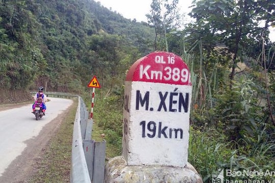 Cặp cột chỉ dẫn 'song sinh' gây băn khoăn trên Quốc lộ 16