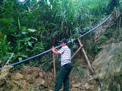 Người Mông làm đường ống cả cây số để vận chuyển lúa rẫy