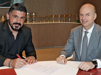 AC Milan sa thải Montella: Thà muộn còn hơn không