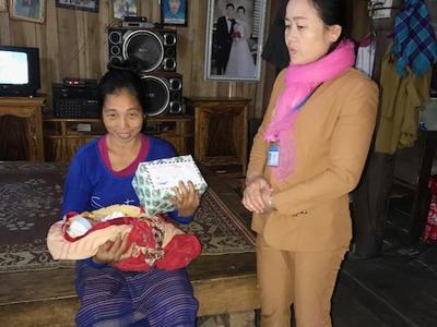 Hỗ trợ nhiều quà cháu bé bị bỏ rơi ở Quế Phong