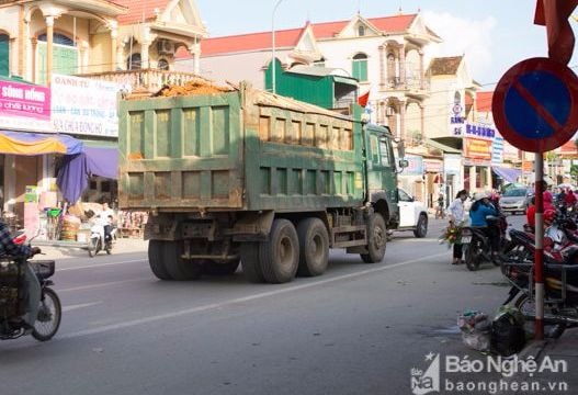 Xe cơi nới ngang nhiên hoành hành trên Quốc lộ