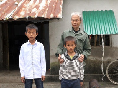 Cám cảnh mẹ già nuôi con tâm thần và hai cháu mồ côi