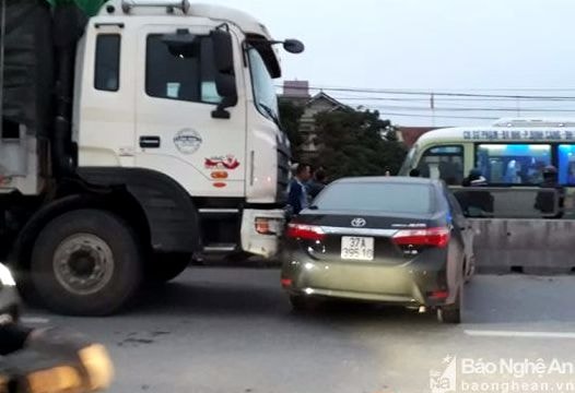 Va chạm với xe tải cùng chiều, xế hộp nằm ngang QL 1A