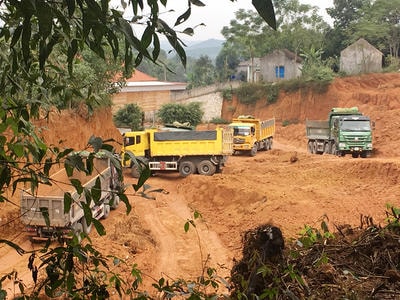 Khai thác đất trái phép, chính quyền 'đá bóng' cho nhau