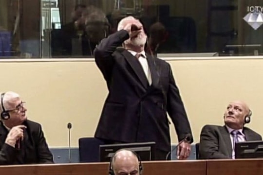 Bị cáo uống thuốc độc ngay giữa phiên tòa