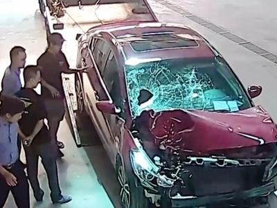 Nhân viên ngân hàng thuê xe ô tô gây tai nạn rồi bỏ trốn