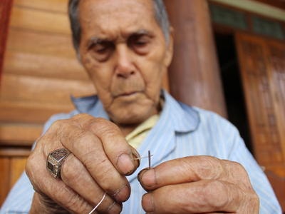 Cụ ông 105 vẫn chẻ củi, xâu kim