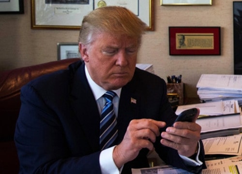 Nhà Trắng xem xét cấm nhân viên sử dụng điện thoại di động